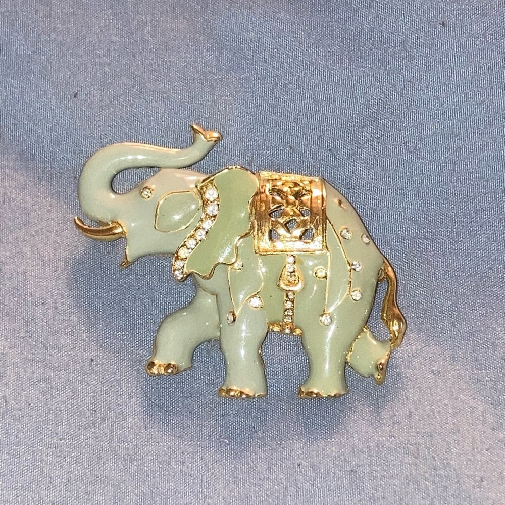 Vintage Gold Tone and Green Elephant Brooch/Pendant - Picture 2 of 4